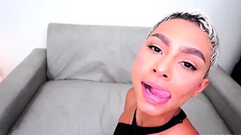 Blonde amateur en gang bang avec éjac faciale