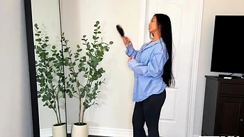 Asiatisches Babe mit großen Titten masturbiert unter der Dusche