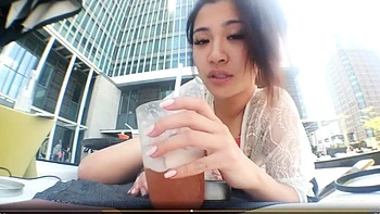 Ohlana asiática mostra os mamilos e se masturba de lingerie