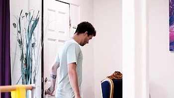 Teen Brünette Layna Marie saugt Schwanz und leckt Fotze