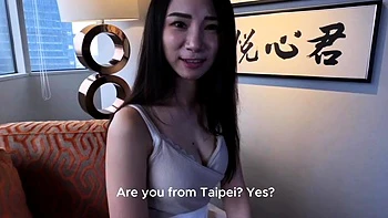 Gigante chino folla a cajera taiwanesa inocente en POV