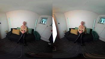 Loira alemã amadora goza forte em VR