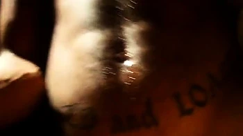 Loira sueca femdom senta no rosto e engole fundo