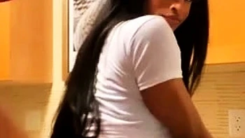 Negra extranjera hace blowjob y handjob en POV