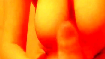 Peitos naturais grandes cheios de porra