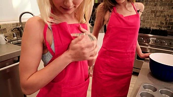 Блондинка сосет член в POV на кухне втроем