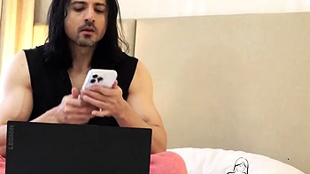 Хиджабная азиатка кончает после жесткого минета