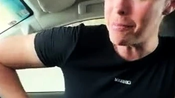 Milf morena se masturba en el lavado de coches