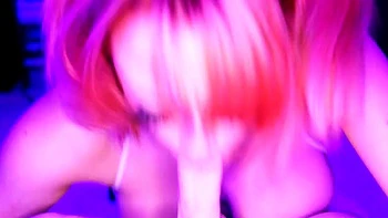 Ella Hollywood, rousse adolescente, chevauche la machine à baiser