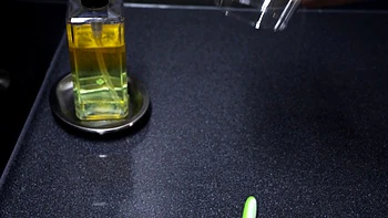 Kerl fickt Stiefschwestern mit dicken Schwänzen und Blows