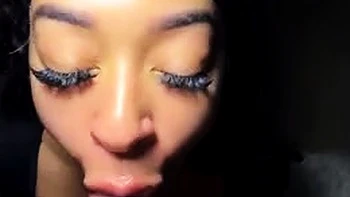 BBW negra con tetas grandes chupando y lamiendo pezones