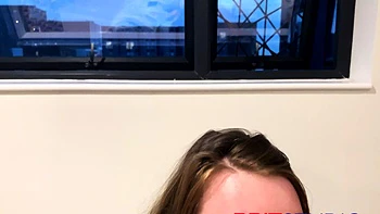 Jeune anglaise suce et tripote son sperme