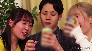 Asiatische Amateur Teens mit großen Titten im Dreier mit Creampie