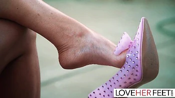 Victoria Zdrok loira recebe masturbação e adoração dos pés