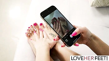 Sasha et Samantha s'éclatent avec un footjob kinky