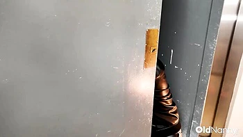 Tätowierte Milf-Klempnerin fickt mit großen Titten POV