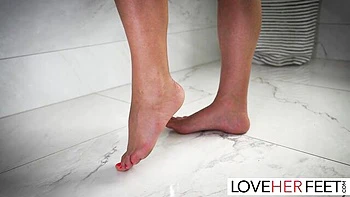 Дороти Блэк поклоняется сексуальным ногам