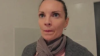 Extraño folla a MILF caliente a cuatro patas y le mete creampie