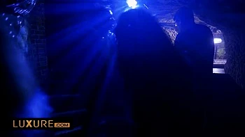 Carollina Cherry wird vom Fremden mit Blowjob und Doggy geweckt