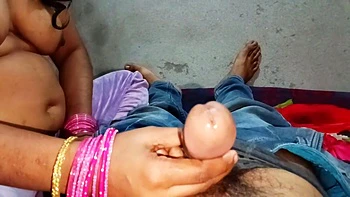 Desi-Brünett hart gefickt, Schwanz gesaugt und strammer Arsch gerammelt