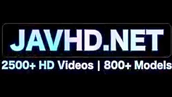 Por que essa buceta molhada? Boquete asiático e mijo com peitos grandes