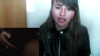 Latina amateur taquine ses gros seins avec un gode au café