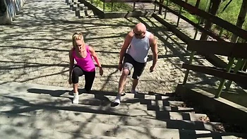 Amateur-Teen Jenny Simons hart beim Doggy-Style Anal-Workout gefickt