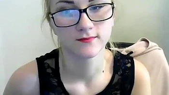 Blondes Amateurgirl verführt per Webcam und strippt