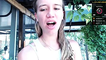 Малышка с маленькой грудью играет соло на камеру