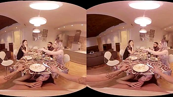 Hannah Shaw suce et baise en levrette VR