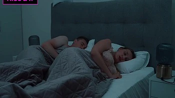 Madrastra despierta con la polla del hijastro, acaba en la cara