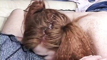 Rothaarige Milf Doxie lutscht großen Schwanz und wird doggy gefickt