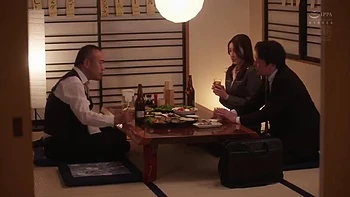 Cocu regarde la salope tromper et se faire baiser