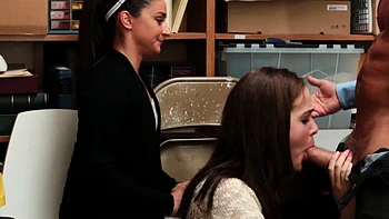 Zwei Sekretärinnen und Chef in einem heißen Büro-Dreier