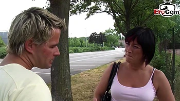 Esposa alemã MILF fodida na rua