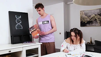 Темноволосая тинейджерка Мэдди Нельсон скачет на члене парня