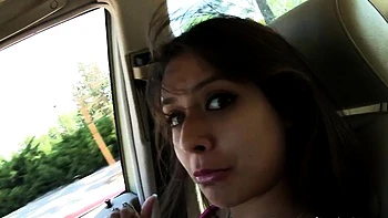 Latina adolescente safada chupando e fodendo no gloryhole