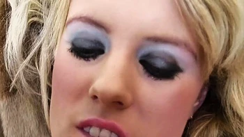 Follada dura de rubia británica y alemana en trío porno