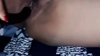 Индийская тётя ласкает себя с игрушками