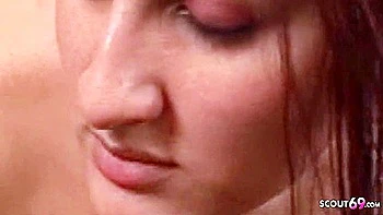 Grosse ronde à chatte poilue baisée interracialement pour la première fois