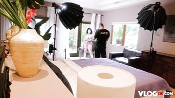 Busenwunder Karen lutscht dicken Schwanz im Missionarsstil