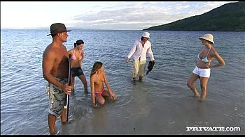 Angelina et Renata baisent des marins en mer