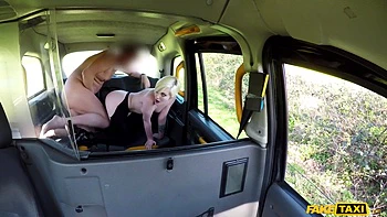 Cavalcade anal sauvage avec la grosse bite blonde de Daisy