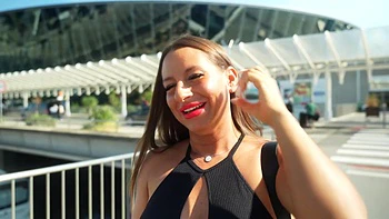 Charline, milf francesa tatuada, mostra peitos grandes de lingerie