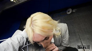 Blonde ardiente Lola Pearl follada duro en la oficina