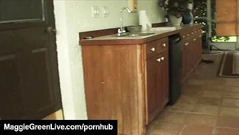 Maggie Green aux gros seins baise et suce en POV