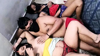 Femme indienne baise sa belle-sœur de 18 ans en groupe hard
