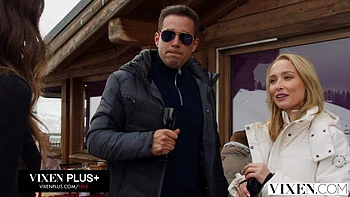 Ненасытная Хоуп Хевен ебется в тройничок с Келли и парнем