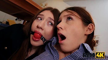 Secretária lambe bunda e chupa pau em trio hardcore