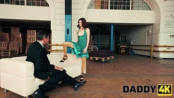 Папик трахает худую изменщицу Николь Рэй